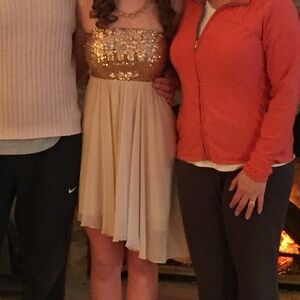 Super cute strapless gold prom dress!